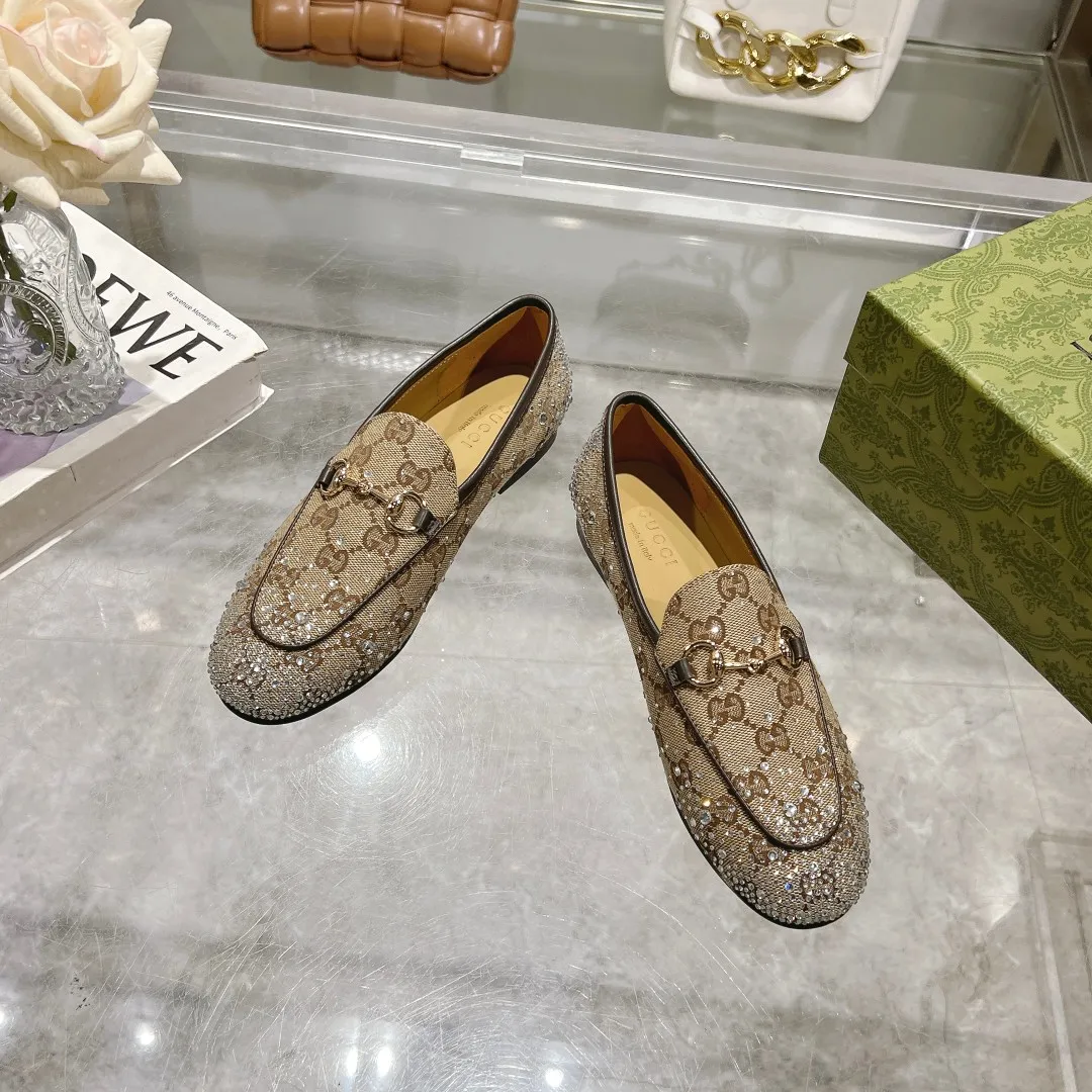 👟👟Ex-factory price 502👟👟 Pink G diamond (35-41) (401/42 customized) As an outstanding representative of Gucci’s design heritage, the Jordaan series of loafers with horsebit buckles vividly highlight the classic and elegant style. Crafted from the brand's signature monogram canvas, this shoe is timeless. Made from soft material and with a refined, smooth silhouette, these shoes are a perfect expression of everyday elegance. Pink GG canvas Women Light gold tone hardware Horsebit faceted crystal detail Leather sole